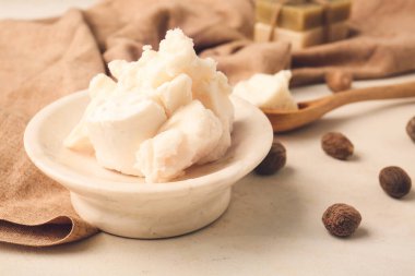 Açık arkaplanda Shea tereyağlı tabak