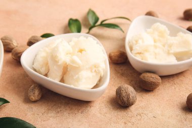 Arka planda Shea yağı olan kaseler