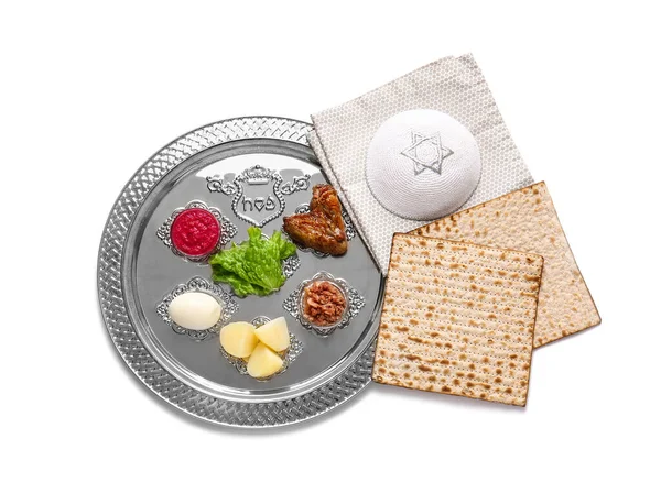 過越祭白い背景に伝統的な食品やユダヤ人の帽子とセダープレート — ストック写真