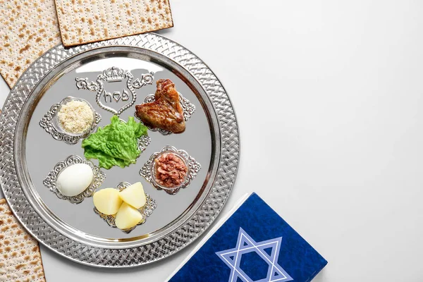 Passover Seder Πιάτο Παραδοσιακό Φαγητό Στο Φως Φόντο — Φωτογραφία Αρχείου