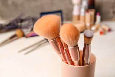 Makyaj fırçalı fincan, yakın plan.