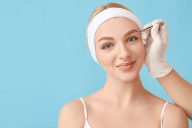 Kaş düzeltme prosedüründen geçen genç bir kadın.