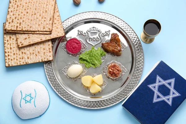 Páscoa Seder Prato Com Comida Tradicional Torá Boné Judeu Fundo — Fotografia de Stock