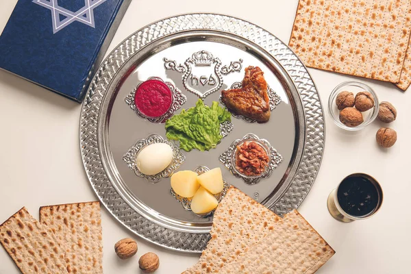 Passahfest Seder Teller Mit Traditionellem Essen Auf Hellem Hintergrund — Stockfoto