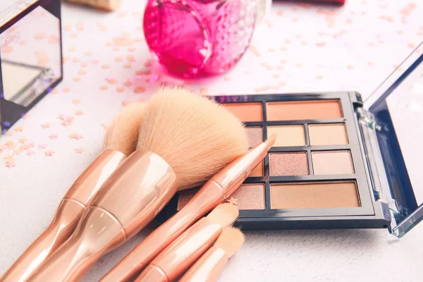 Set Pinceles Maquillaje Con Cosméticos Sobre Fondo Claro — Foto de Stock