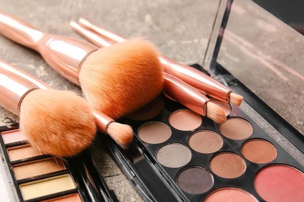 Set Makeup Brushes Cosmetics Table Closeup — Stock Photo, Image