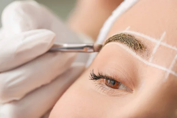 Jonge Vrouw Ondergaat Wenkbrauw Correctie Procedure Schoonheidssalon Close — Stockfoto