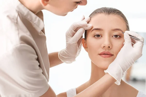 Mujer Joven Sometida Procedimiento Corrección Cejas Salón Belleza — Foto de Stock