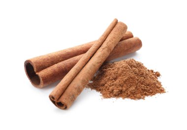 Tarçın çubukları ve beyaz arkaplanda pudra