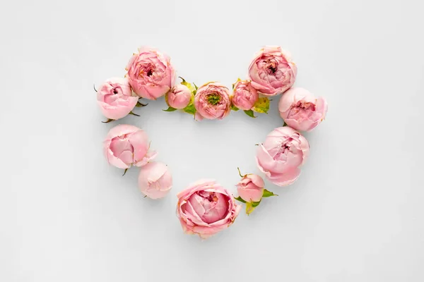 Corazón Hecho Hermosas Flores Sobre Fondo Claro — Foto de Stock