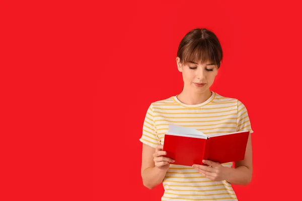 Schöne Junge Frau Mit Buch Auf Farbigem Hintergrund — Stockfoto