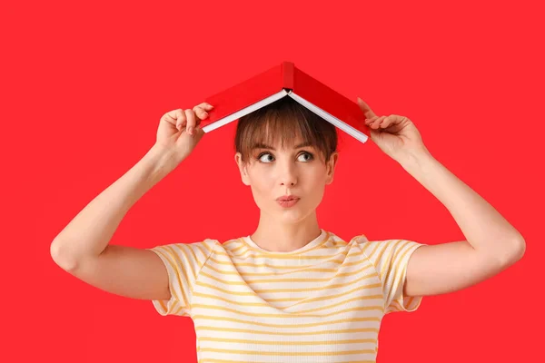 Hermosa Joven Con Libro Sobre Fondo Color — Foto de Stock