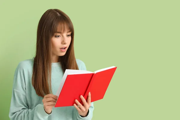 Mujer Joven Sorprendida Con Libro Sobre Fondo Color — Foto de Stock