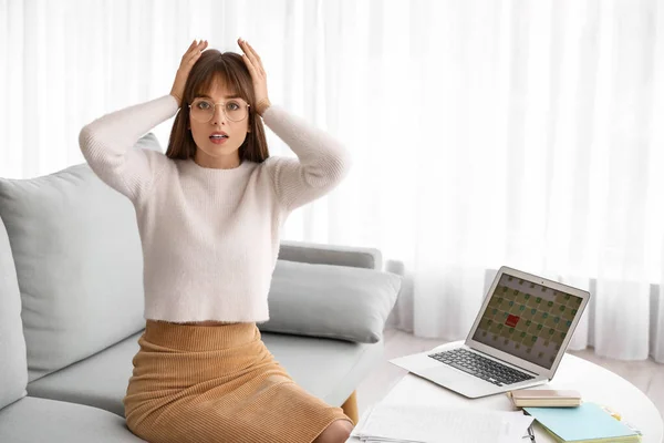 Stressad Ung Kvinna Försöker Hålla Deadline Hemma — Stockfoto