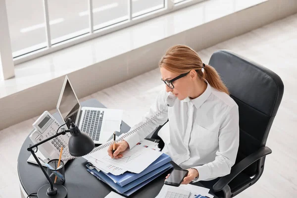 Woman Trying Meet Deadline Office — Stock Photo, Image