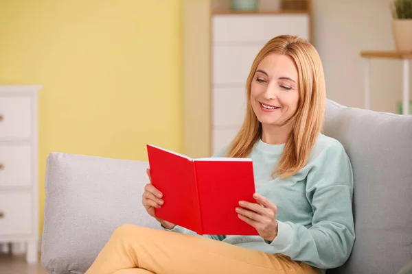 Mature Woman Reading Book Home — Stock Photo, Image