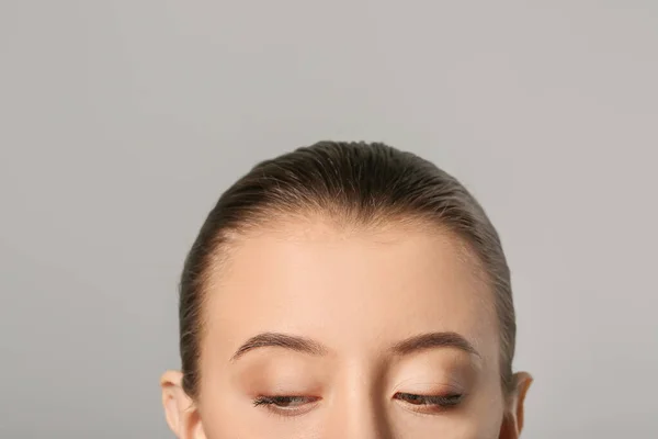 Mujer Joven Con Hermosas Cejas Sobre Fondo Gris — Foto de Stock