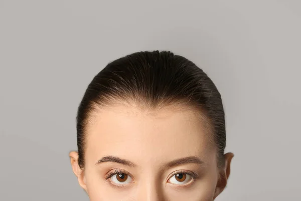 Young Woman Beautiful Eyebrows Grey Background — Stock Photo, Image