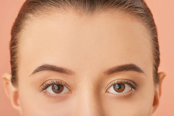 Junge Frau Mit Schönen Augenbrauen Auf Farbigem Hintergrund Nahaufnahme — Stockfoto