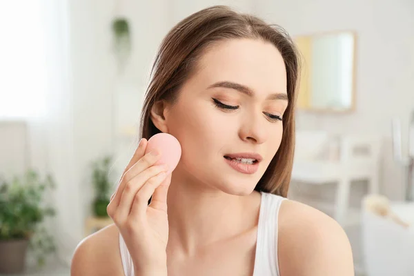 Hermosa Joven Con Esponja Aplicando Maquillaje Casa — Foto de Stock