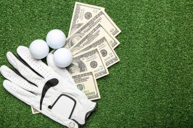 Para, golf eldiveni ve renkli toplar. Spor bahsi kavramı