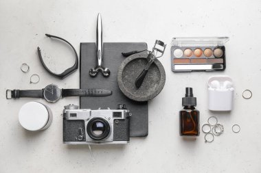 Kol saati, aygıtlar ve hafif arkaplanda aksesuarlı şık kompozisyon