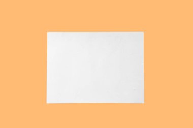 Renk arkaplanı üzerine boş kağıt sayfası