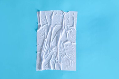 Renk arkaplanı üzerine katlanmış ıslak kağıdın dokusu