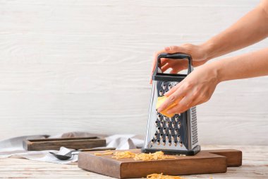 Masada peynir rendeleyen kadın