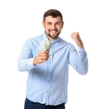 Beyaz arka planda parası olan mutlu genç bir adam.