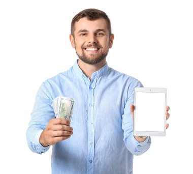 Tablet bilgisayarı ve beyaz arka planda parası olan genç bir adam. Spor bahsi kavramı