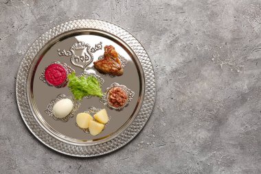 Hamursuz Bayramı yemeği tabağı ve arka planda geleneksel yemekler.