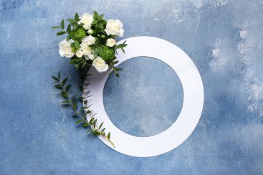 Renkli arkaplanda güzel çiçekler olan çerçeve