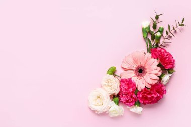 Renkli arkaplanda güzel çiçekler