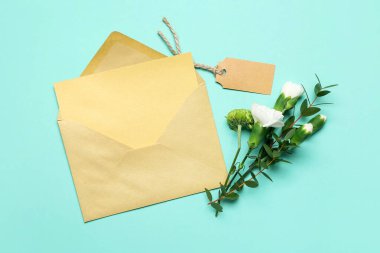 Güzel çiçekler, zarf ve arkaplandaki boş kart