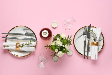 Renkli arka planda Sevgililer Günü kutlaması için şenlik masası