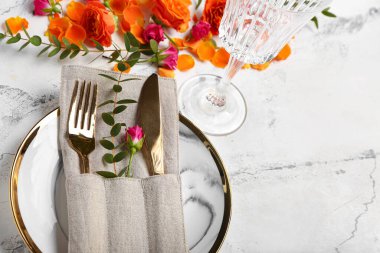 Beyaz arka planda Sevgililer Günü kutlamaları için şölen masası