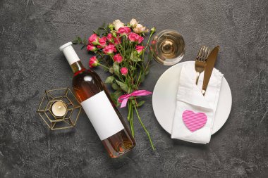 Karanlık arka planda Sevgililer Günü kutlamaları için şenlik masası