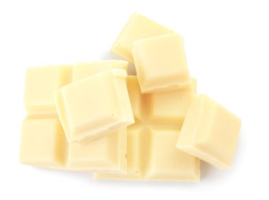 Beyaz arka planda çikolata parçaları