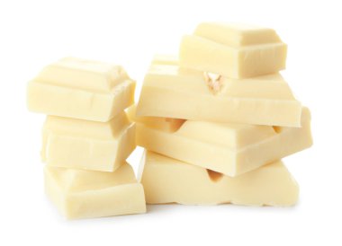 Beyaz arka planda çikolata parçaları