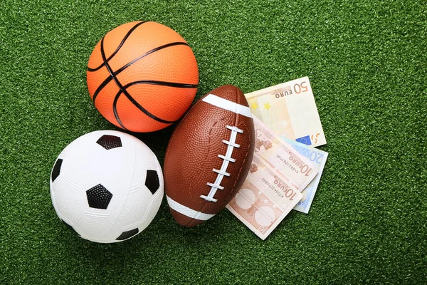 お金と色の背景にボール スポーツベットの概念 — ストック写真