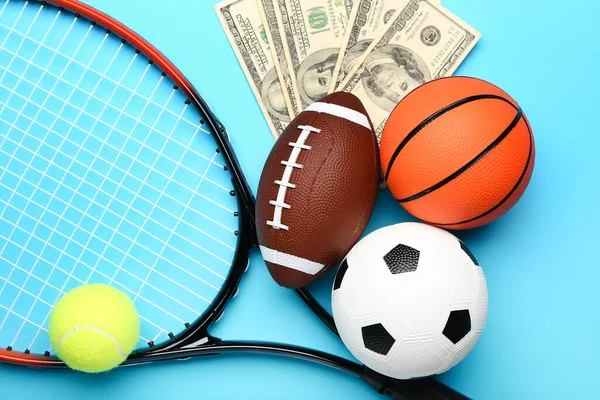お金と色の背景にボール スポーツベットの概念 — ストック写真