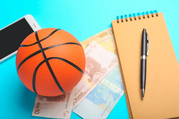 Dinero Pelota Para Jugar Baloncesto Cuaderno Sobre Fondo Color Concepto —  Fotos de Stock