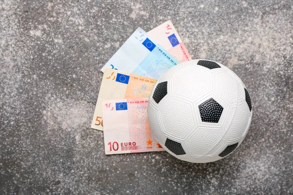 Dinero Pelota Fútbol Sobre Fondo Grunge Concepto Apuesta Deportiva —  Fotos de Stock