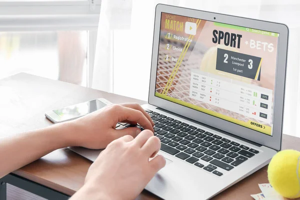 Man Placerar Sportspel Hemma — Stockfoto