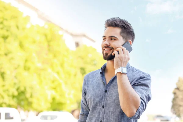 Красивый Мужчина Современными Наручными Часами Разговаривает Мобильному Телефону Открытом Воздухе — стоковое фото