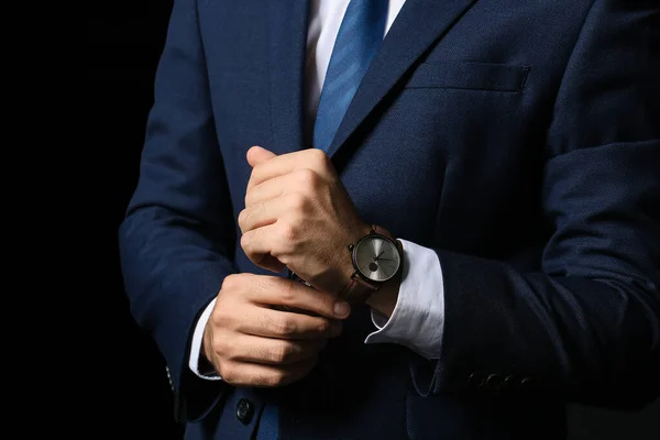 Ung Affärsman Med Snygg Armbandsur Mörk Bakgrund — Stockfoto