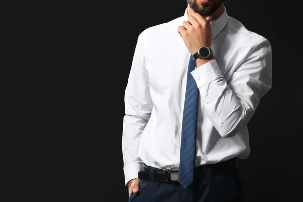 Joven Hombre Negocios Con Elegante Reloj Pulsera Sobre Fondo Oscuro —  Fotos de Stock