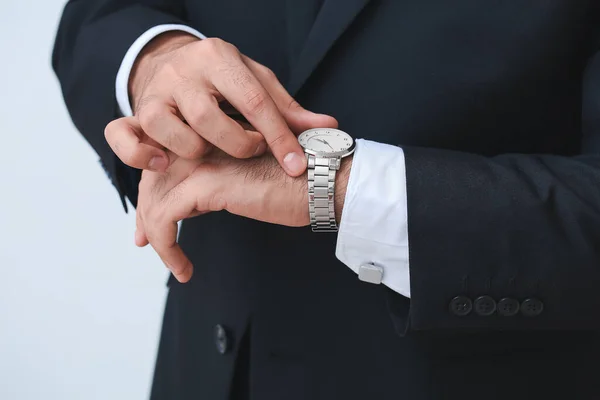 Joven Hombre Negocios Con Elegante Reloj Pulsera Sobre Fondo Claro — Foto de Stock