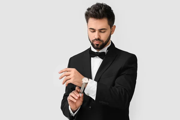 Hombre Negocios Guapo Con Elegante Reloj Pulsera Sobre Fondo Claro —  Fotos de Stock